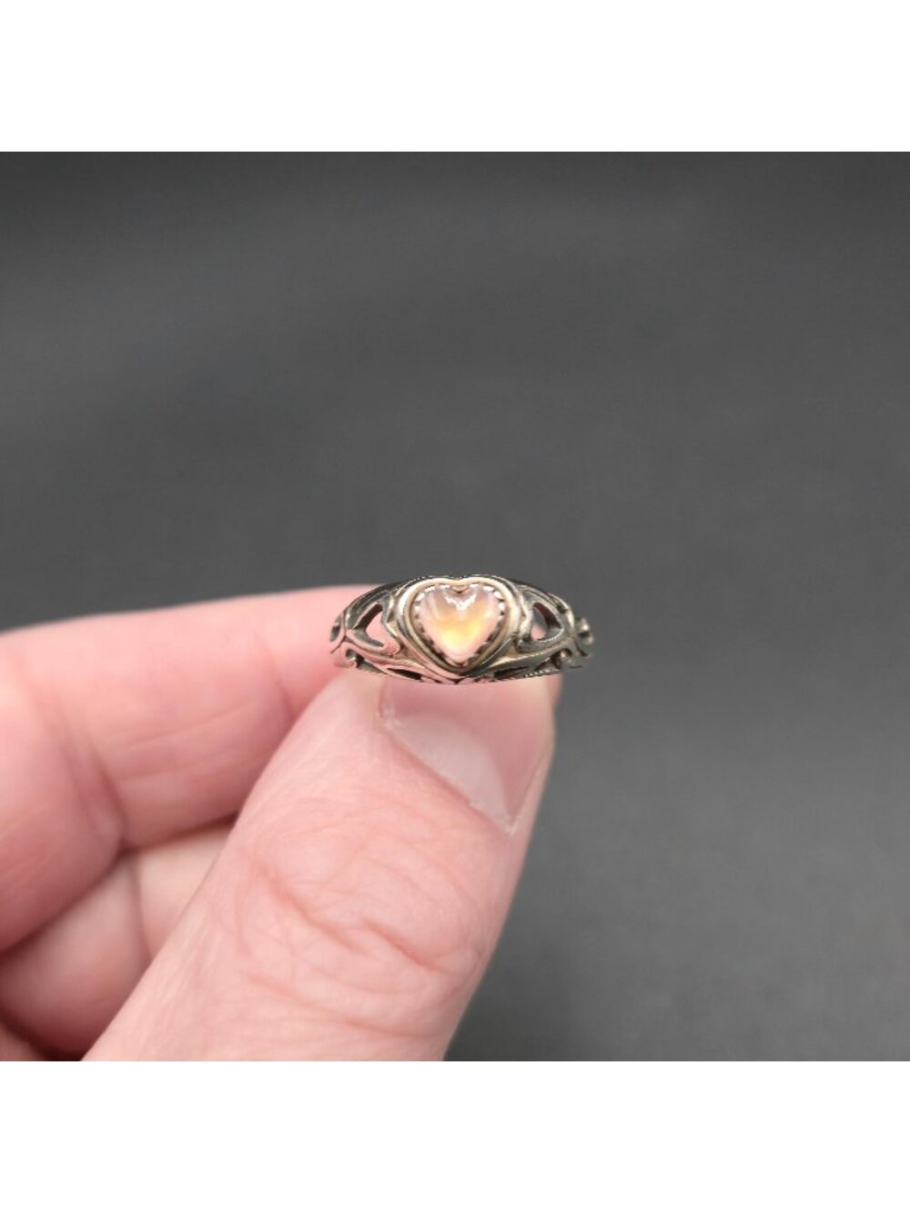 Size 8 Sterling Silver Heart Mother of Pearl Vintage Filigree Cocktail Ring A903